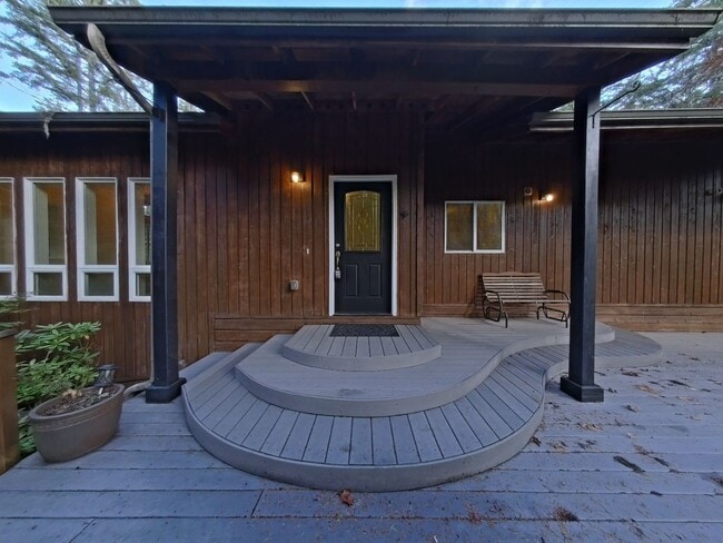 Primary Photo - Huge 5 Bedroom Cabin-Style Home on 2+ Wood...