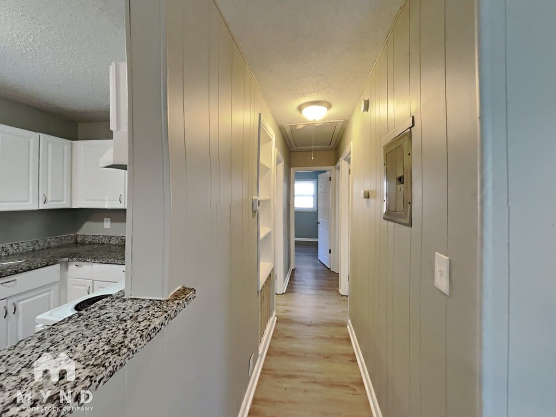 Building Photo - 303 Alda Dr