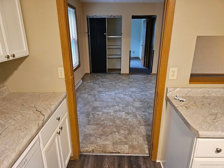 Building Photo - 533 Lakeshore Ct