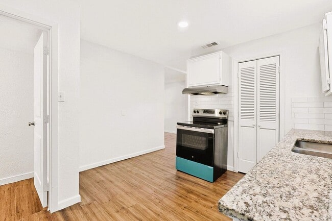 Building Photo - Beautifully Updated 3-Bed, 2-Bath Home in Quiet Greenville Neighborhood