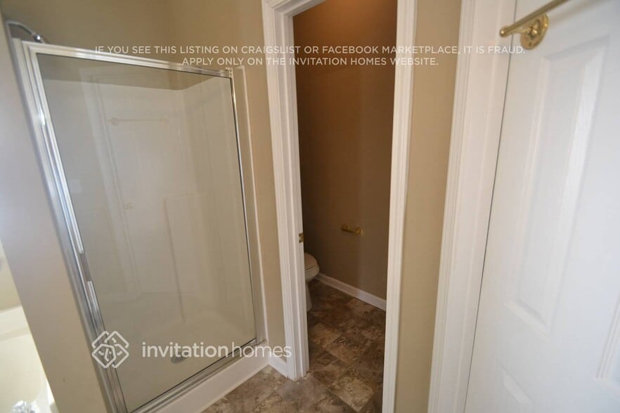 Building Photo - 2482 Lakebrooke Dr