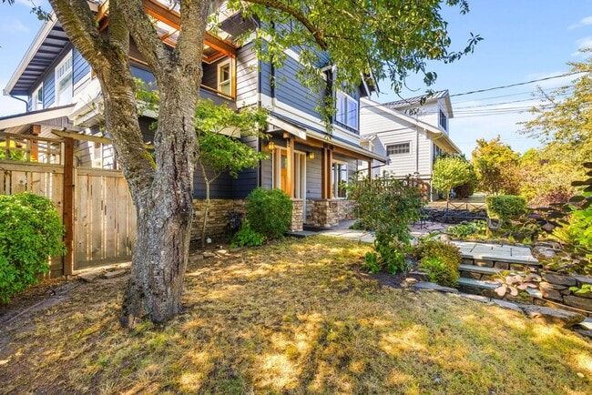Building Photo - Charming Ravenna home with 5 bedrooms, 4 b...
