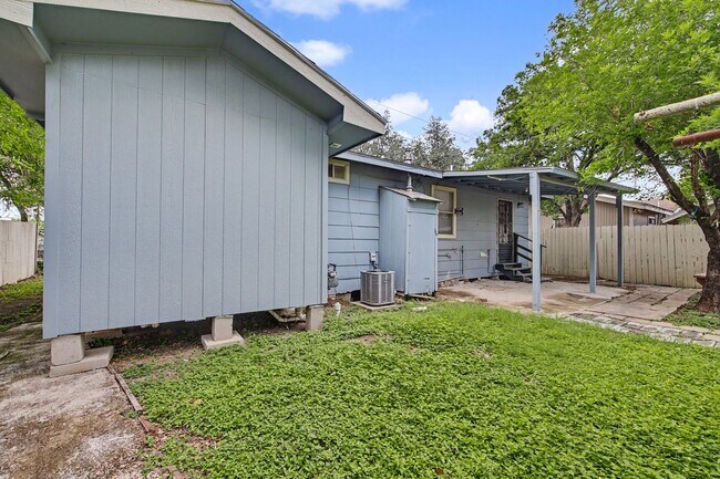 Building Photo - SPACIOUS! LOCATION!