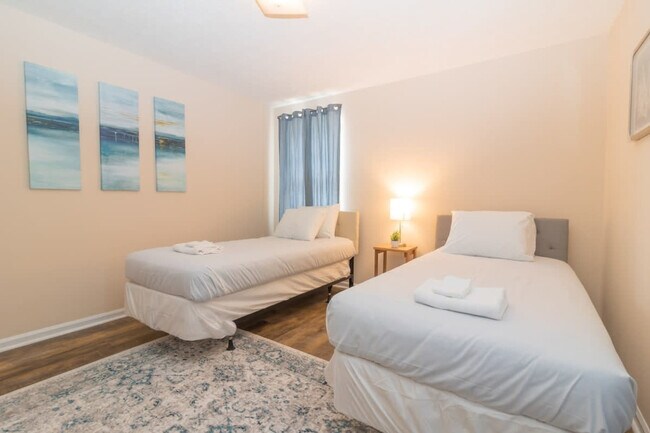 Building Photo - 3912 Crestview Dr