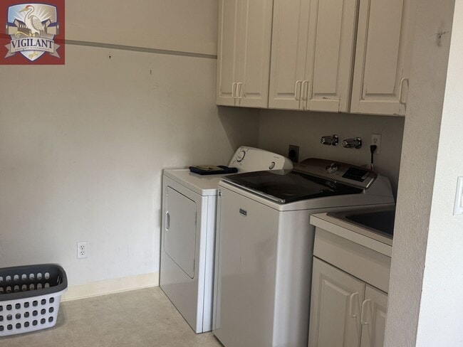 Building Photo - Amazing Furnished 4 bedroom home