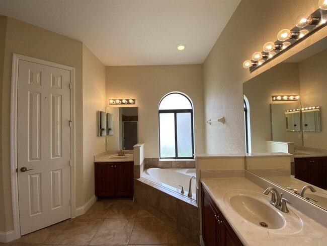 Building Photo - 452 Cinnamon Dr