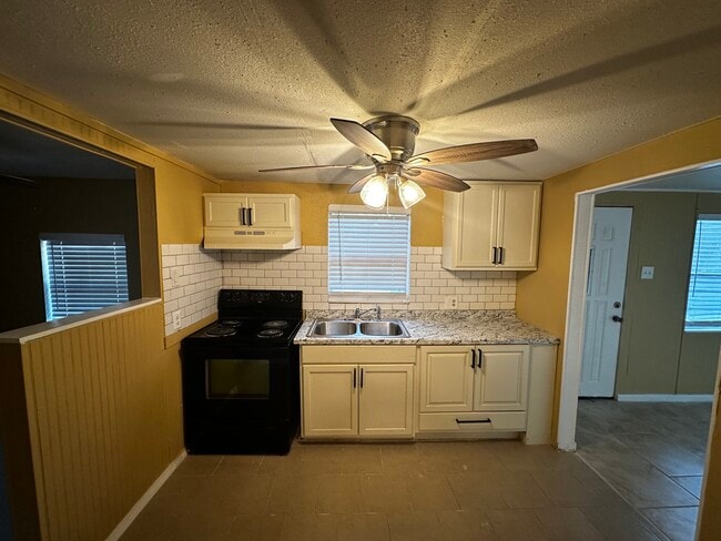 Building Photo - 1325 Hidalgo St