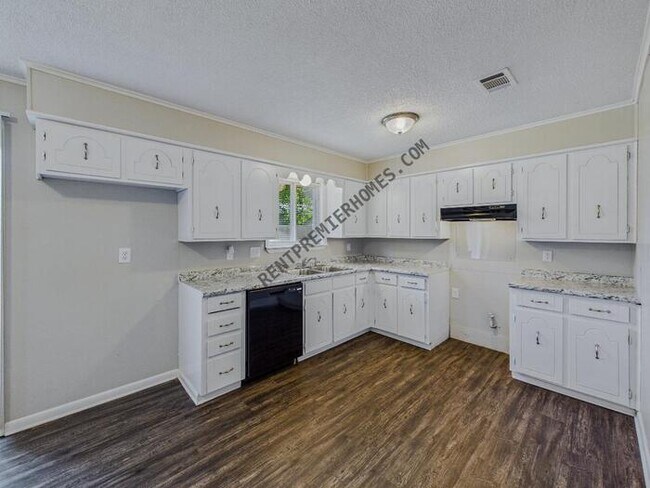 Building Photo - 802 Towering Oaks Dr