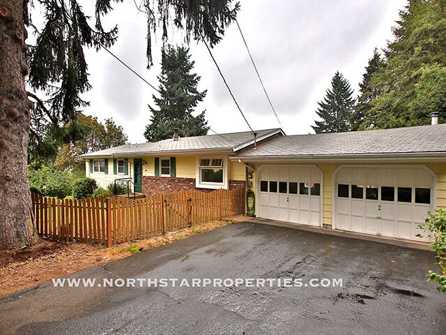 Building Photo - Great Lake Oswego Home Walking Distance to Everything