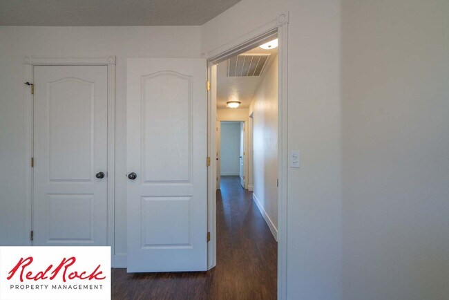 Building Photo - Spacious 3-Bed, 2-Bath Ivins Townhome – Do...