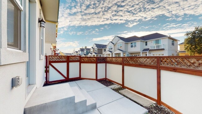 Building Photo - Beautiful 3 Bedroom 3 Full bath with 1 Car...