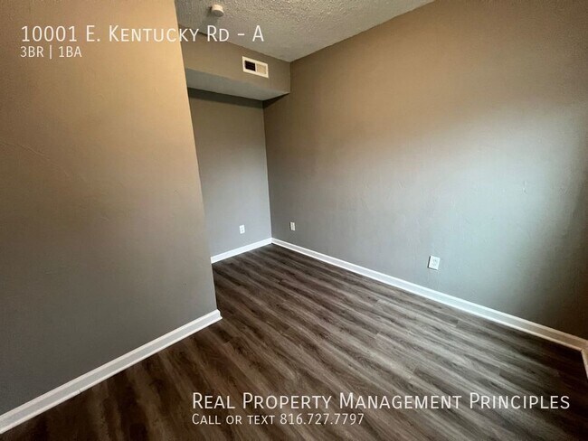 Building Photo - Spacious, Single-Level Townhouse Stunner!