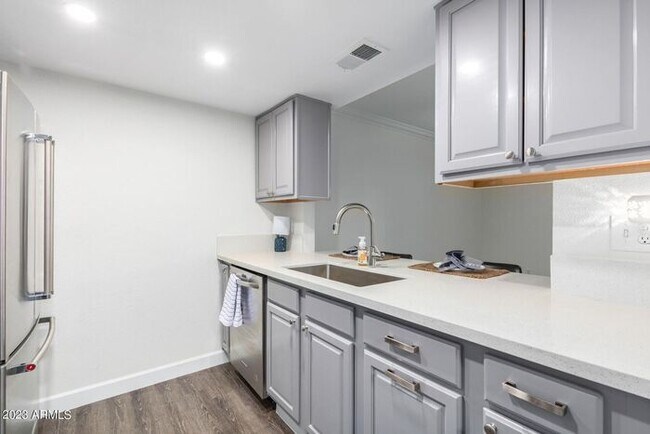 Building Photo - Furnished Optional 3 bed 2 bath Townhome