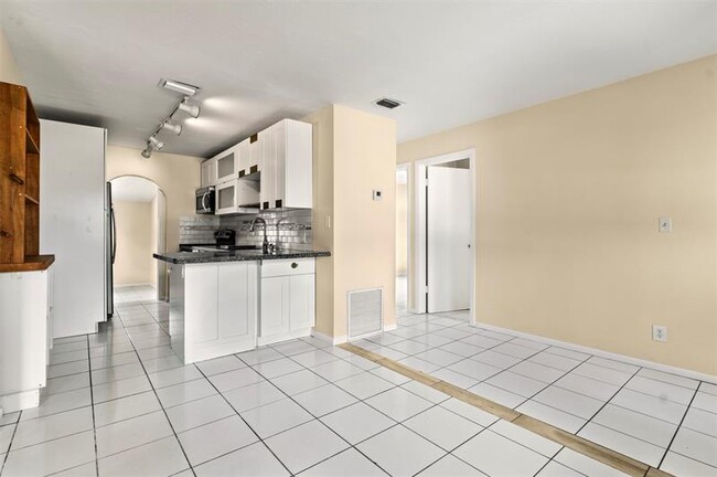 Building Photo - 1415 NE 25th St