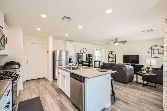 Building Photo - 1585 Desert Path Ave