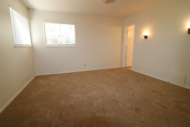 Building Photo - 3 BEDROOM, 2 BATH:  Home for Lease in Nort...