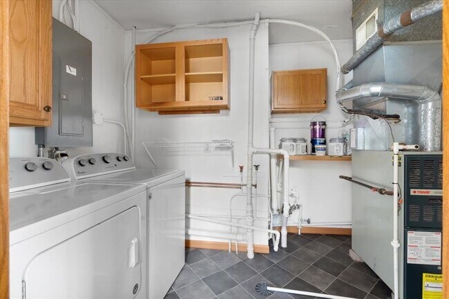 Building Photo - 1146 31st St NE