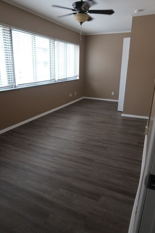 Building Photo - Lake Terrace #4. 3BD/1BA  Very spacious condo on Lake Avenue!  $2700 per month includes assigned ...