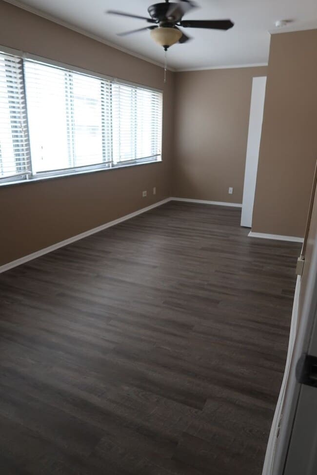 Building Photo - Very spacious condo on Lake Avenue! Lake Terrace #4 3bed/1bath $1900 per month includes assigned ...