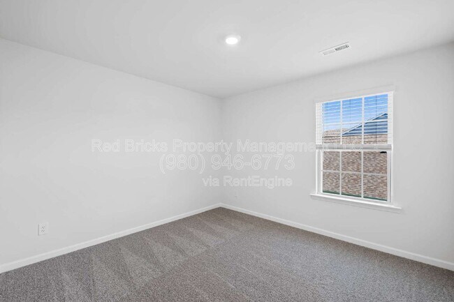 Building Photo - 1837 Vanderlyn St