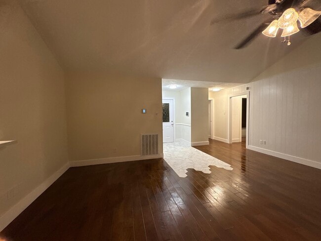 Building Photo - 2026 Briar Ridge Dr