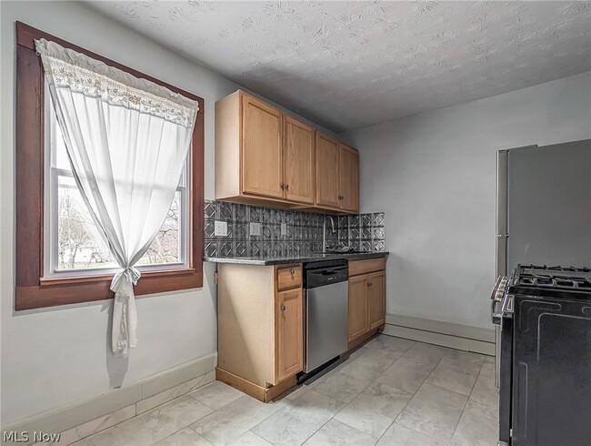 Building Photo - 1268 Pondview Ave