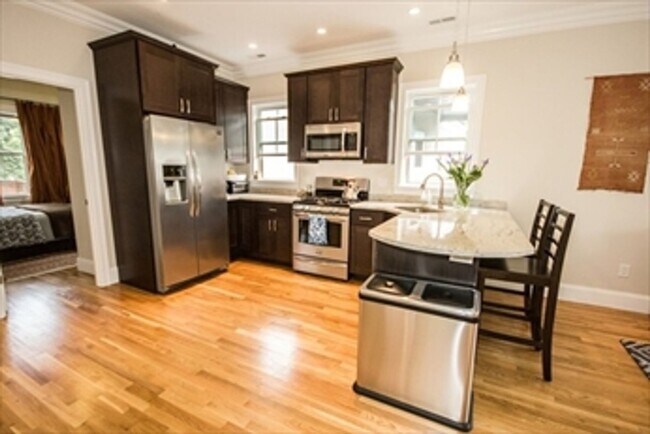 Building Photo - Versatile Top Floor 2 Bd 1 Bath With Offic...