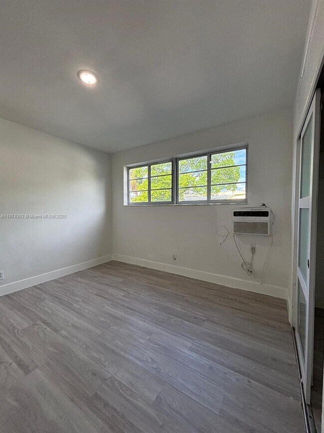 Building Photo - 2025 Bay Dr