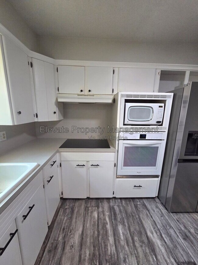Building Photo - 4820 Del Crest Dr