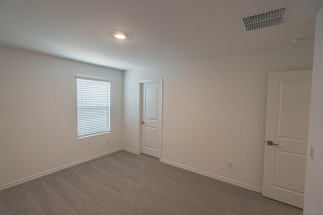 Building Photo - Stunning Sundrop Model Home – Brand New an...