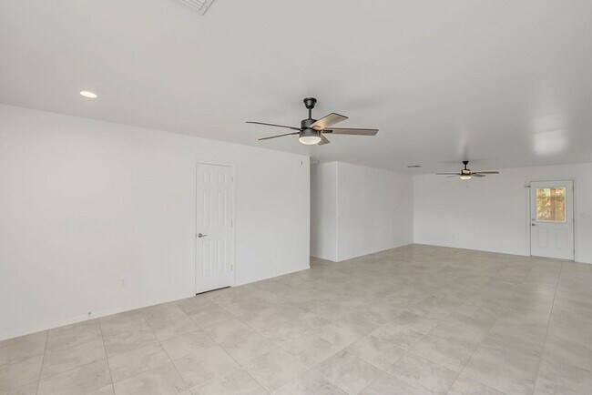 Building Photo - Gorgeous 4-Bedroom Home in Prime 85254 Loc...