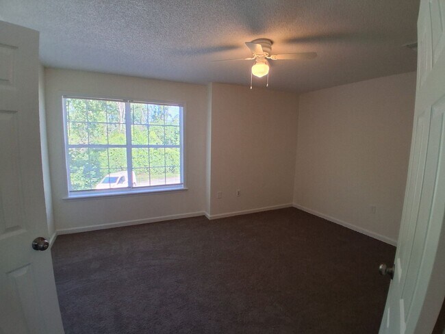 Building Photo - 3BD/2.5 BA Townhome
