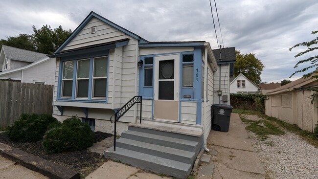 Building Photo - Clean as a button!