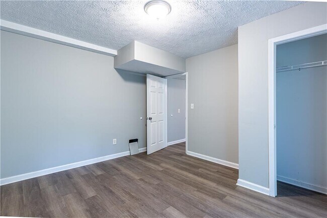 Building Photo - 409 Arnold Rd