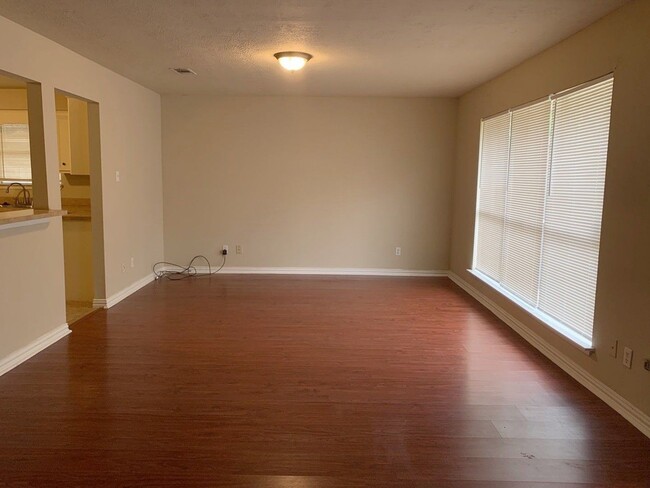 Building Photo - 1006 Poppets Way