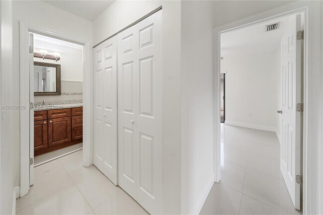 Building Photo - 11000 SW 112th Ave