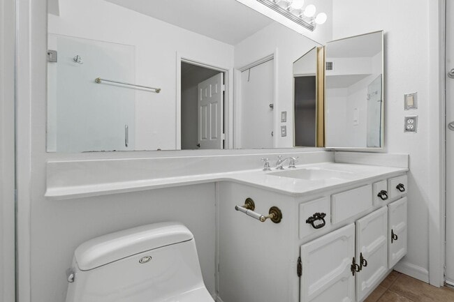 Building Photo - 940 W Meseto Ave
