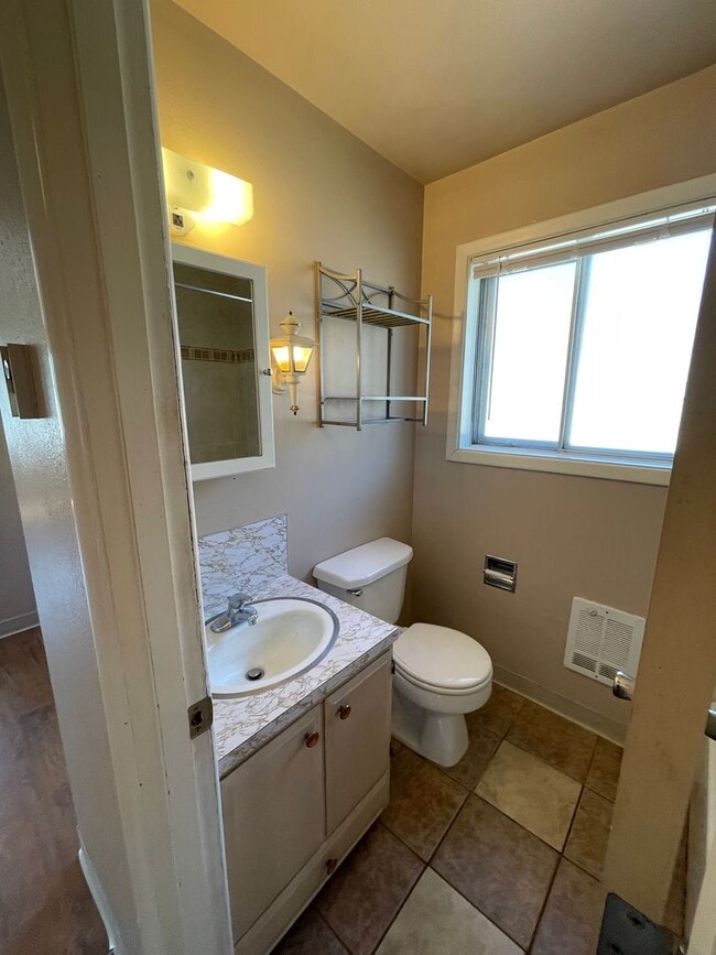 Building Photo - 2 bed 1 bath duplex - water, sewer and gar...