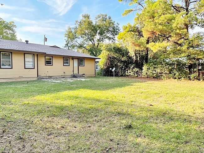 Building Photo - Great 4 Bdrm 2 Bath Home for Lease in Gainesville, Tx