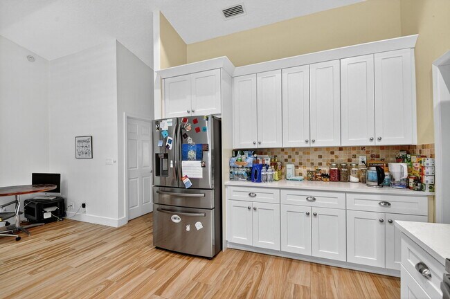 Building Photo - 2700 Yarmouth Dr