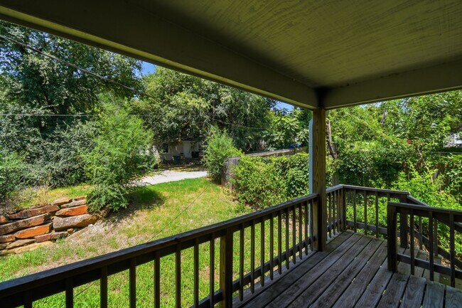 Building Photo - 4 Bedroom 2 Bath + Updated