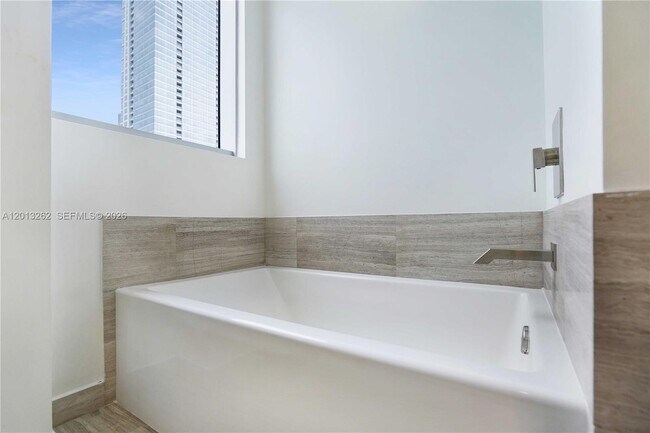 Building Photo - 1300 Brickell Bay Dr