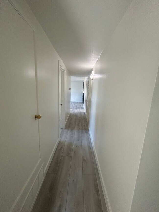 Building Photo - East End 4 Bedroom Home!