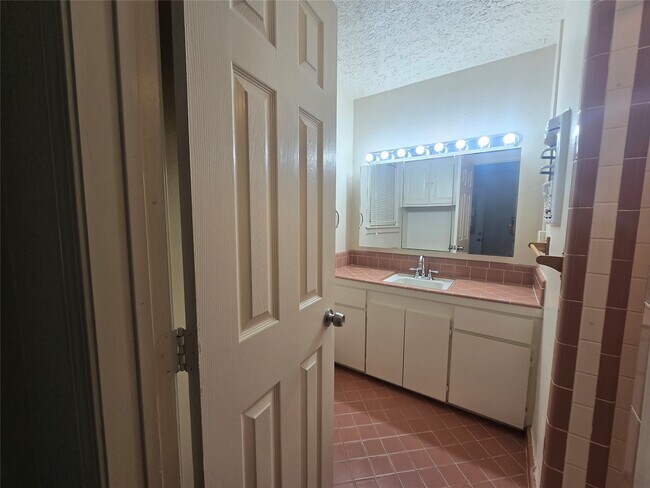 Building Photo - 6717 Fairway Dr