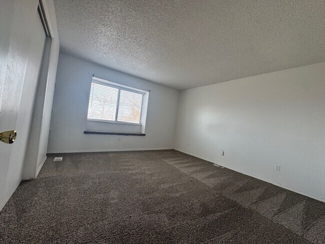 Building Photo - COZY 3BD/2.5BA TOWNHOME near Military Bases - Security Deposit Alternative Available