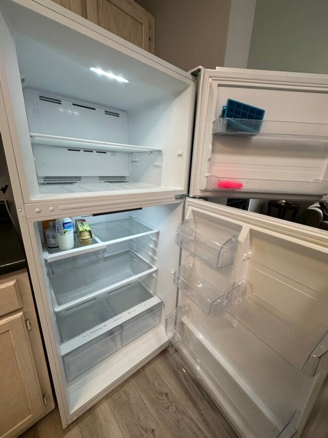 Building Photo - Graham Ave Duplex