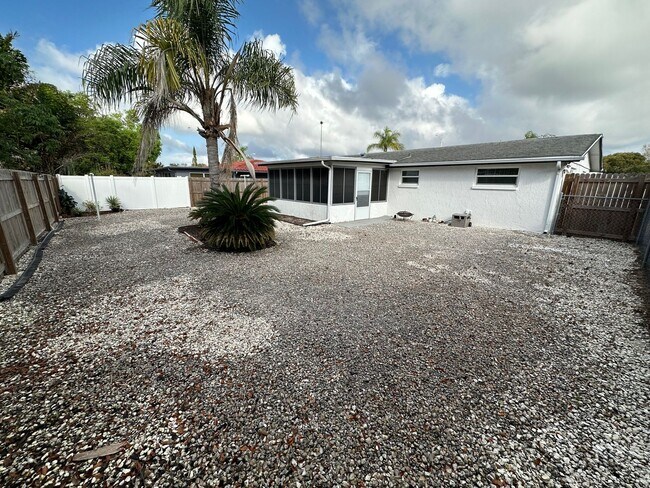 Building Photo - Beautiful 2 bedroom home with fenced in backyard