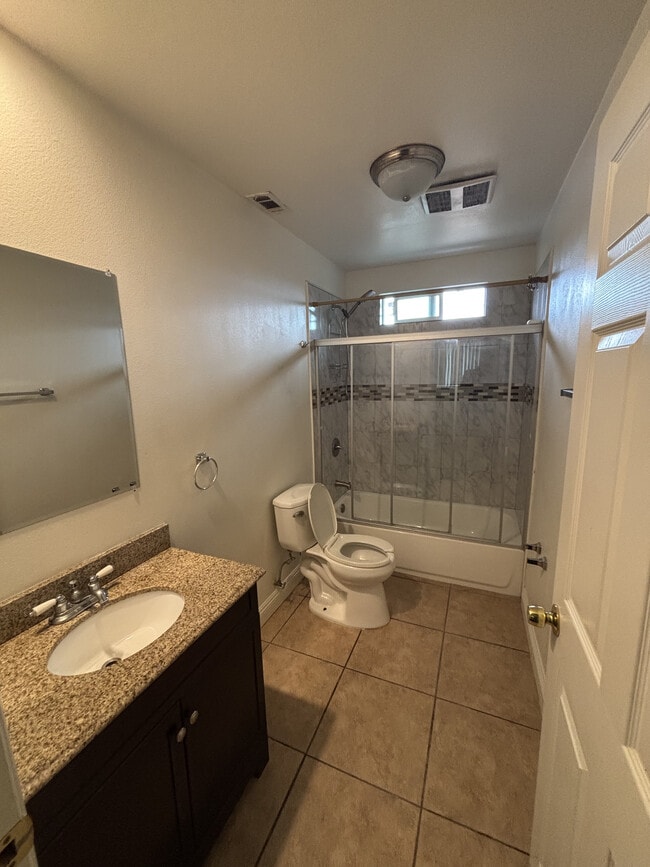 Building Photo - 616 E 84th Pl