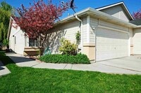 Building Photo - Adorable 2 bed 2 bath Town Home in a quiet...