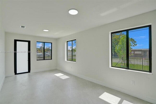 Building Photo - 301 E 51st St